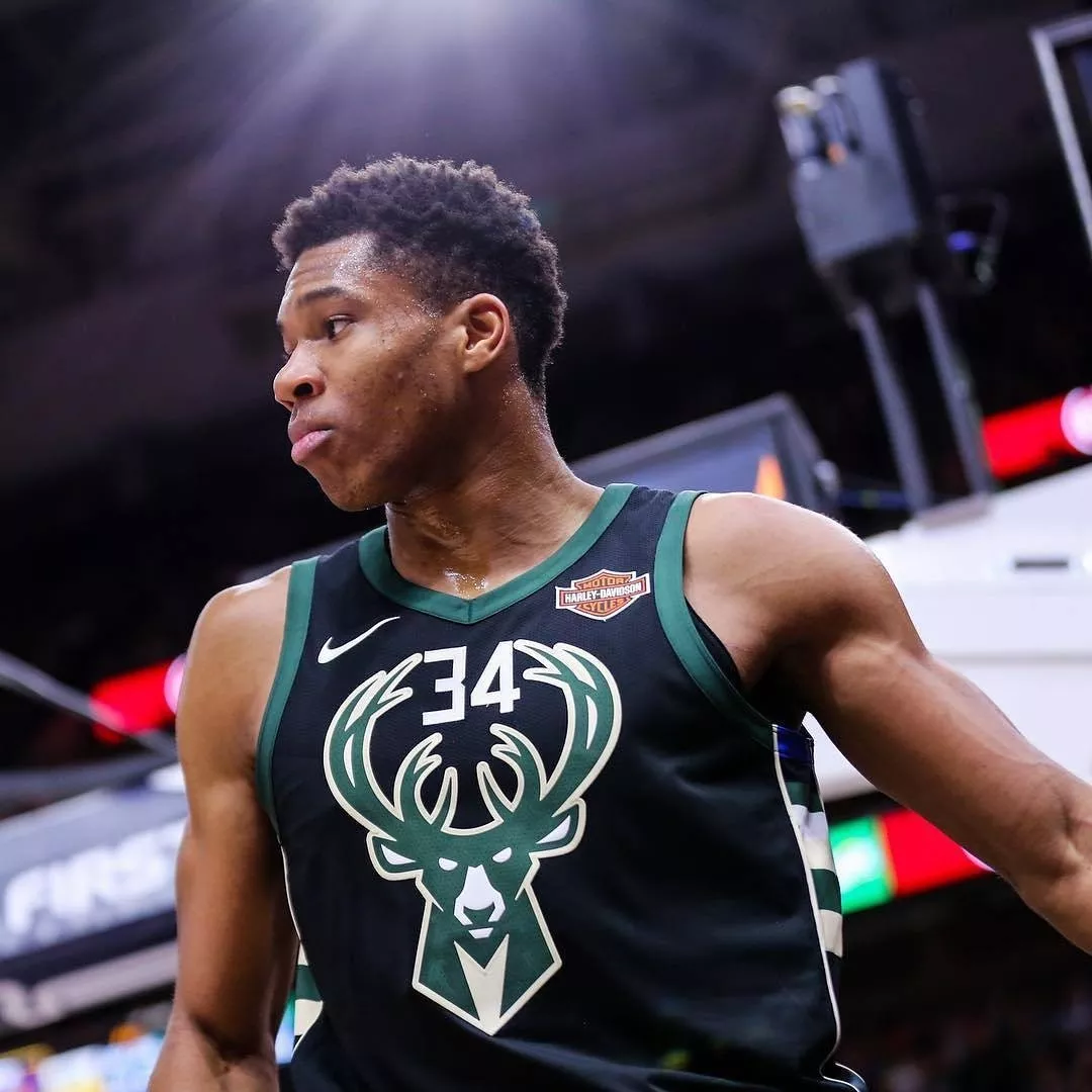 跟队记者：米兰内部否认了蒂亚戈-席尔瓦可能回归的传闻（跟队记者：米兰方面否认蒂亚戈-席尔瓦回归传闻）