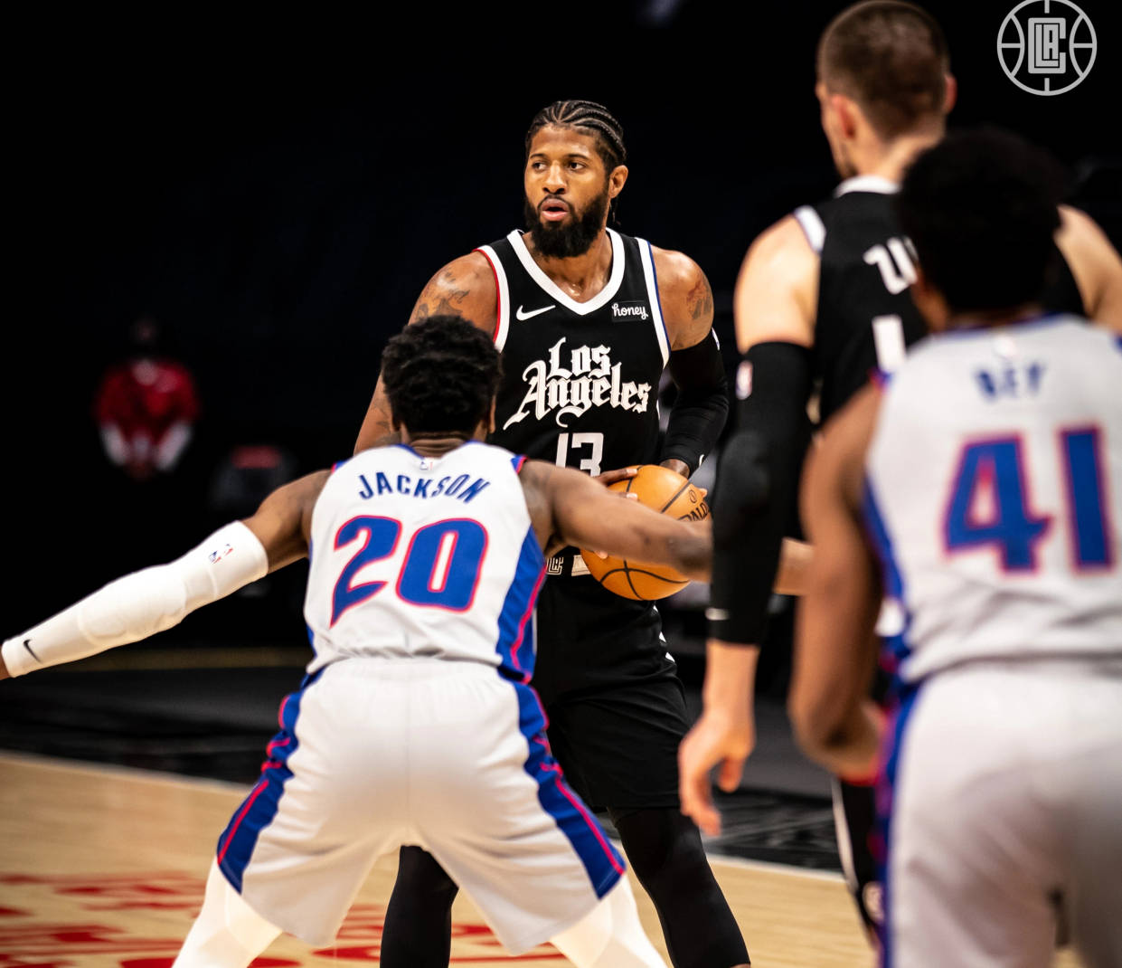 梅西：在巴黎足球层面我不太开心，一切都和我习惯的非常不同（梅西：在巴黎踢球并不快乐，许多方面与我的习惯大相径庭）