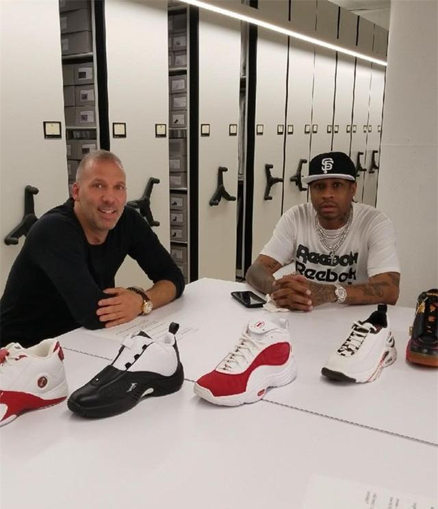 阿森纳新赛季第二客场球衣发布：灵感来自海布里球场（阿森纳发布新赛季二客球衣：灵感源自海布里球场）