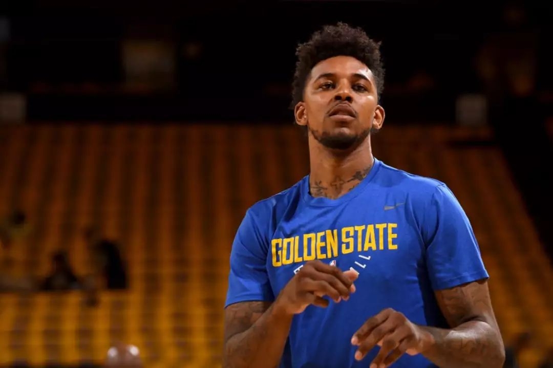 记者：穆斯卡特并不是被“气”走了，他是抽空去上了个厕所（记者：穆斯卡特并非拂袖离场，只是中途去上厕所）