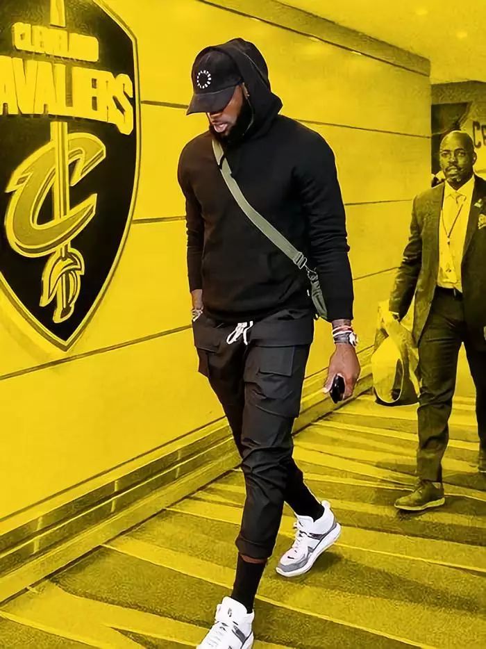 皇家马德里的阿诺德因伤缺阵两个月，防线危机如何应对？（阿诺德伤停两月，皇家马德里后防危机如何化解？）